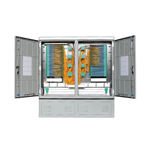 L'armoire fibre optique SFR en cours de rénovation au quartier du Gros  Saule à Aulnay-sous-Bois